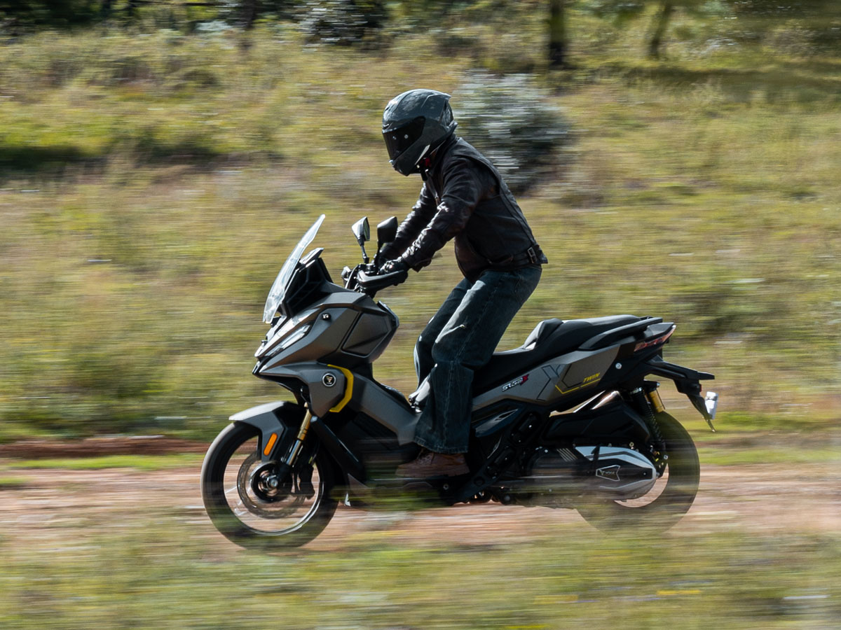 Voge-SR450X-accion-3