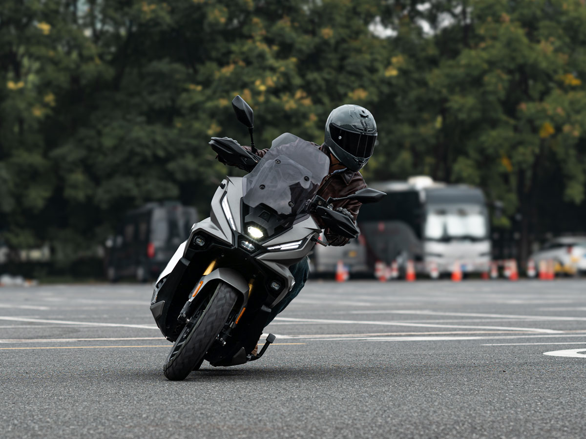 Voge-SR450X-accion-4