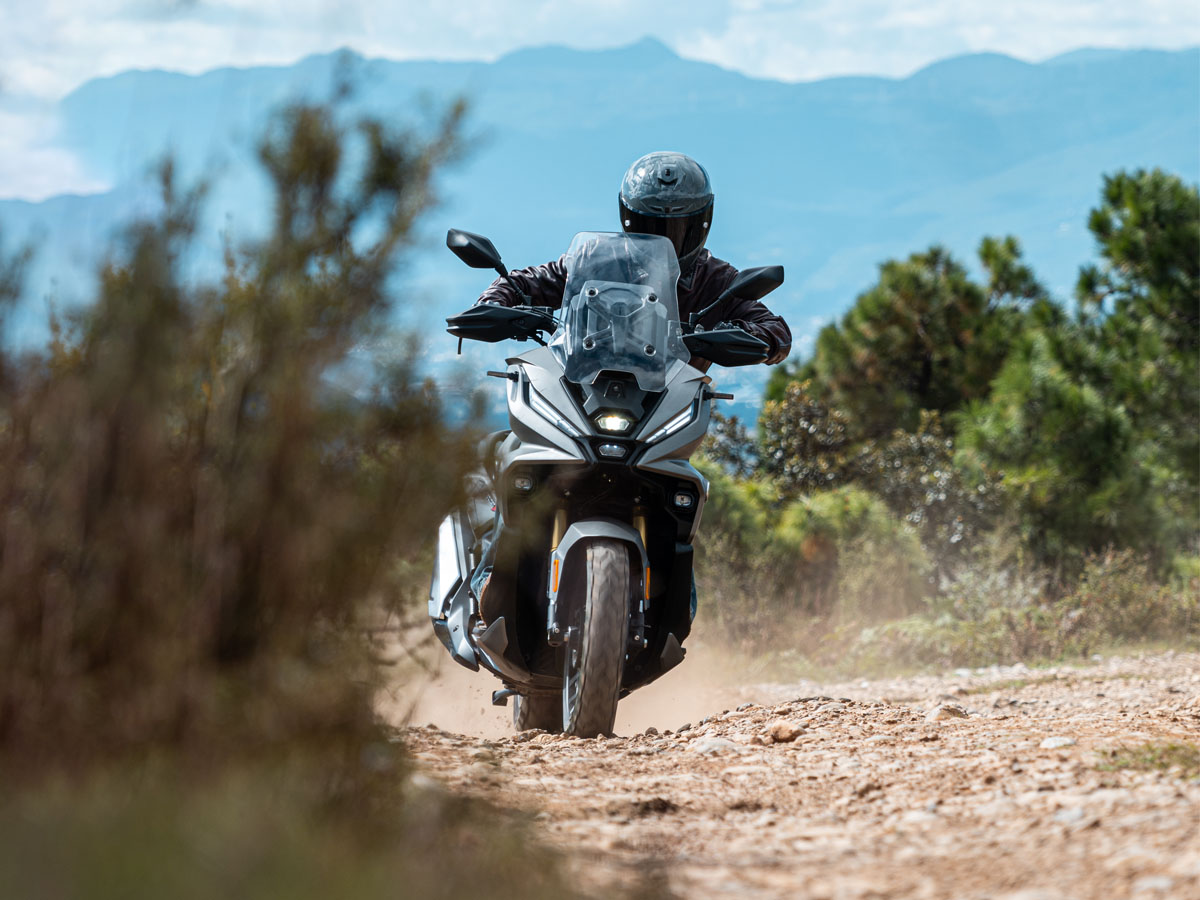 Voge-SR450X-accion-7